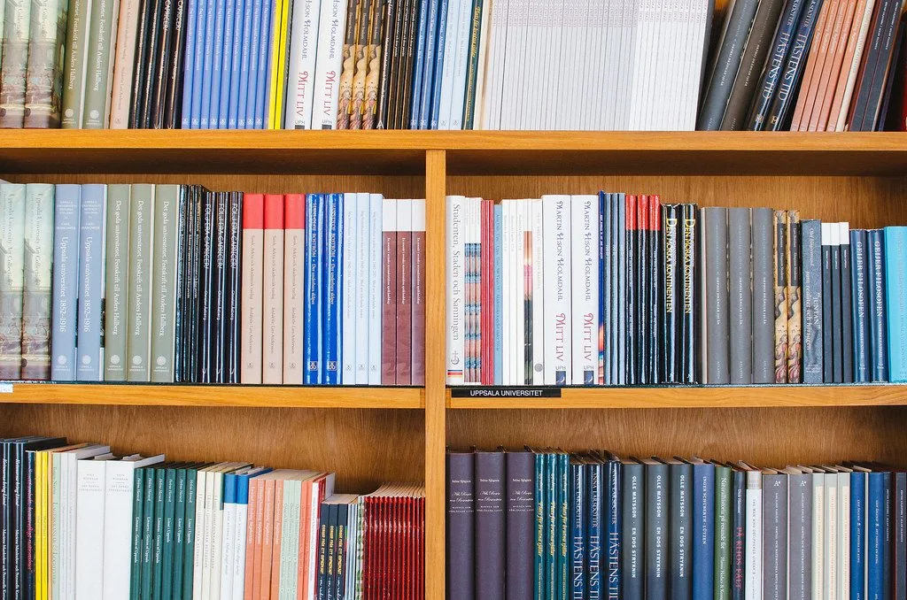 Rak perpustakaan penuh buku