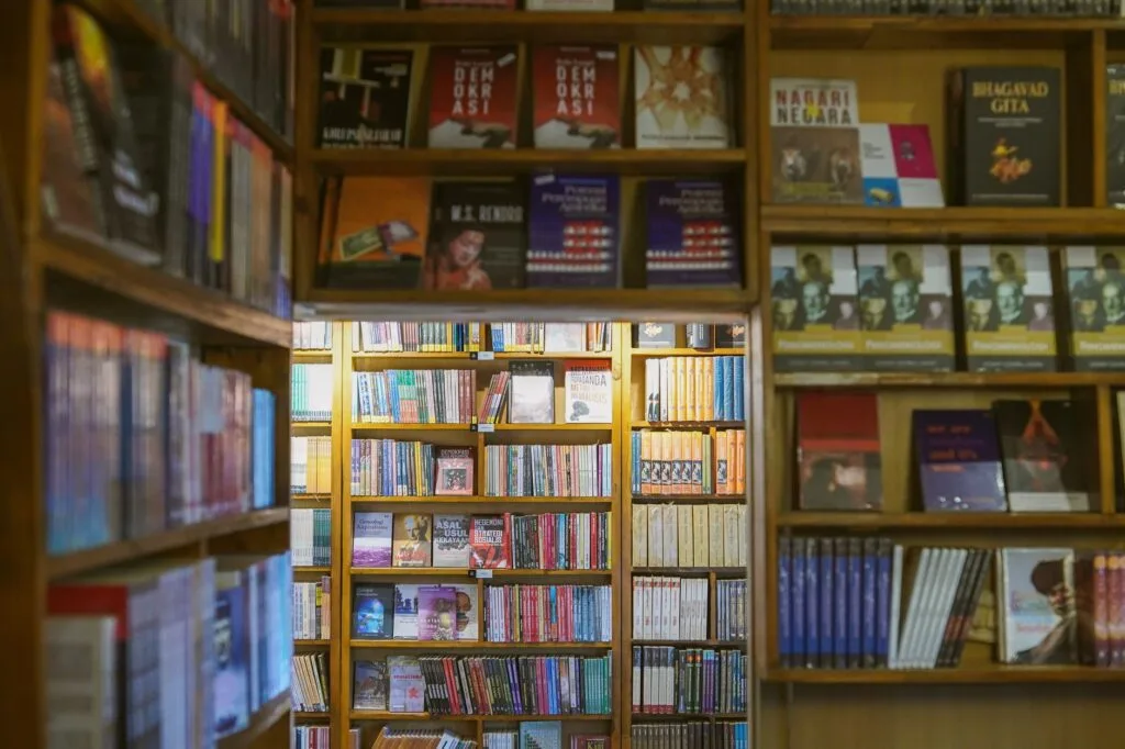 Rak toko buku yang tertata dengan beragam judul